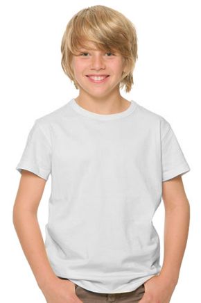 niño camiseta blanca