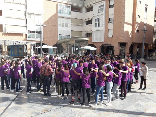 Camisetas y chapas personalizadas contra la violencia de género